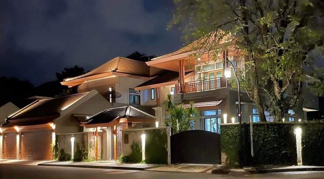 Contact: 062-9434025Line ID : 062-0481866ขายบ้าน pool villa โครงการปรานต์ แม่เหียะ บรรยากาศดี สภาพแวดล้อมเป็นมิตร บ้านหลังใหญ่ ตกแต่งสวย สไตล์ทันสมัย หมู่บ้านเงียบมีความเป็นส่วนตัวสูง เป็นหมู่บ้าน High end ทั้งโครงการมีไม่กี่หลัง ลูกบ้านในโครงการเกือบ 100% เป็นนักธุรกิจ เป็นโครงการหรูสุดในเชียงใหม่ อยู่แล้วบ่งบอกถึงความเป็นตัวคุณราคาเพียง 35 ล้านบาทพื้นที่ 318 ตรว. - ห้องนอน 5 ห้องนอน 5 ห้องน้ำ- ห