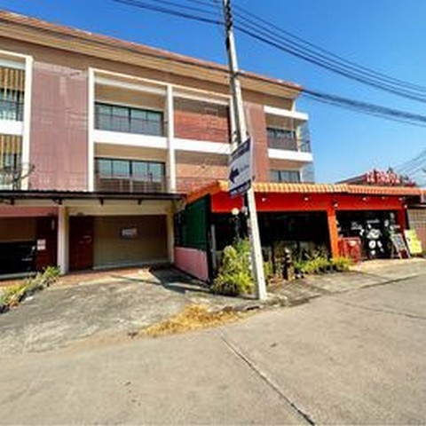 อาคารพาณิชย์ 3ชั้น ใจกลางอำเภอพานทองใกล้แหล่งชุมชน และตลาดพาทอง