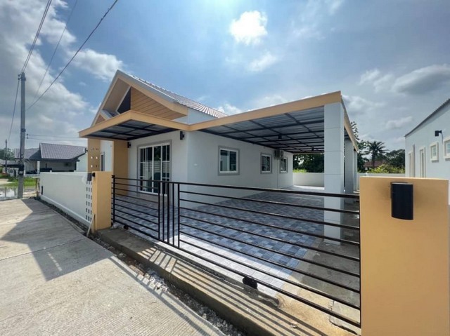 Contact: 062-9434025Line ID : 062-0481866ขายบ้านสวยบ้านโซน หลังตลาด ท่ารั้ว บนที่ดิน 60 ตรว แบบ 3 นอน 2 น้ำ พร้อม โรงจอดรถ กว้างขวางราคา 2.59 ลบ. จองวันนี้เพียง 5,000 บาท แถมฟรี- แอร์Hitachi 3 ตัว 12000 BTU.- น้ำอุ่น 2 ตัว - โซฟา+โต้ะกลาง- โต้ะทานข้าว- ฮู้ดดูดควัน+เตาแก้ส- ผ้าม่าน 2 ชั้น ม่านโปร่งและม่านทึบ- มิเตอร์น้ำ มิเตอร์ไฟฟ้า- ระบบกำจัดปลวกแบบเดินท่อPE ใต้ดิน- ฟอยด์กันร้อนใต้หลังคา- ถังกรองน้ำ ปั้มน้ำ ถังเกบน้ำ 1