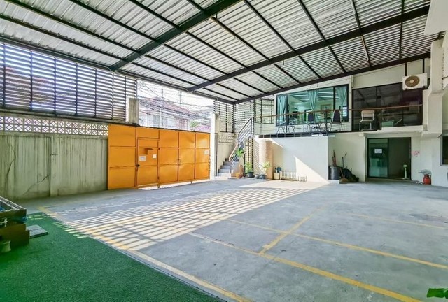 BS1292ให้เช่าโกดังพร้อมสำนักงานพื้นที่ใช้สอยรวม 1,000 ตรม.ซอยลาดพร้าว 41ใกล้ BTS สถานีภาวนาค่าเช่า 130,000 บาทต่อเดือน ประกัน 2 เดือน ล่วงหน้า 1 เดือน สัญญาขั้นต่ำ 3 ปีติดต่อ : คุณพร 0938091444 (เบอร์นี้แอดไลน์ได้คะ),โทร 0939833259ID Line : henghengpaulaรหัสประกาศ BS1292ให้เช่าโกดังพร้อมสำนักงานพื้นที่ใช้สอยรวม 1,000 ตรม.ซอยลาดพร้าว 41ใกล้MRT ลาดพร้าวแบ่งเป็นโซนออฟฟิศ 3 ชั้น และ โกดัง 2 ชั้น รวมพื้นที่ใช้สอยมากกว่