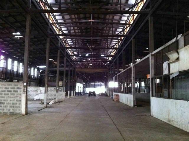 ให้เช่าโกดัง 5000ตร.ม. ริมแม่น้ำเจ้าพระยาถนนเจริญนครใกล้ไอคอนสยามเหมาะกับธุกิจหลายประเภทราคาเช่า 450,000 บาท / เดือน ( สัญญาขั้นต่ำ 3 ปี )ที่ตั้ง  ถนนเจริญนคร แขวงบางลำภูล่าง เขตคลองสาน กรุงเทพมหานคร 10600ติดต่อ : คุณภัสพงณ์ 063-409-8164Line : deedaa23เนื้อที่ 3 ไร่ พื้นที่ใช้สอย 5,000 ตารางเมตร พื้นที่ 200 x 25 เมตรปัจจุบันสภาพเป็นโกดังสไตล์ Loft เหมาะสำหรับอสังหาเชิงพาณิชย์ โรงงาน โกดัง ร้านอาหา�