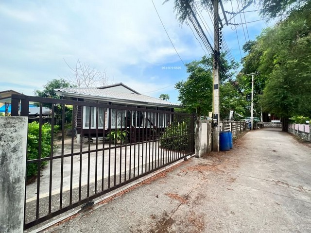 TEL :088-559 5199 คุณเอLine : https://line.me/ti/p/C0eGe0whLXขายด่วน! ที่ดินใกล้ทะเล พร้อมสิ่งปลูกสร้างเดินเพียง 20 เมตร ถึงหน้าชายหาด พิกัดโรงโป๊ะ บางละมุง ชลบุรีเนื้อที่ดิน  157.7 ตารางวา พร้อมสิ่งปลูกสร้าง อาคารไม้สัก+ไม้มะค่า1 ห้องนอน 1 ห้องน้ำ เดินทางสะดวกใกล้ถนนสุขุมวิท ราคา 8,900,000 บาท(ค่าโอน 50/50)ชื่อบุคคล T : P