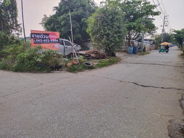 ดินเปล่าถมแล้ว ซอยรังสิต-นครนายก 27  ที่ตั้ง  ถนน รังสิต-นครนายก27  ตำบลประชาธิปัตย์ อำเภอธัญบุรี จังหวัดปทุมธานีราคาขาย 2,290,000  บาทขนาดพื้นที่111.5 ตรว.รายละเอียดที่ดินเปล่า ถมแล้ว  ทำเลดีติดถนนซอยรังสิต-นครนายก27สามารถเข้าซอย 25 ได้เหมาะสร้างบ้านหรือที่อยู่อาศัย  หอพัก โกดังเก็บสินค้าทำเลดี สถานที่ใกล้เคียง - สนามบินดอนเมือง- ดรีมเวิลด์- ชุมชน- เซียร์รังสิต- ฟิวเจอร์