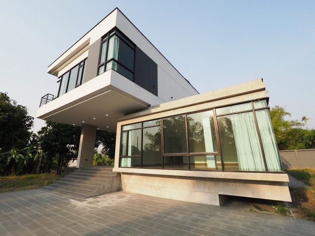 ขายบ้านเดี่ยวริมน้ำ สไตล์​โมเดิร์น 2 ชั้นครึ่ง 1ไร่ 23 ตรว. ย่านตลิ่งชัน พร้อมเรือนรับรองริมน้ำ ร่มรื่นบรรยากาศรีสอร์ท บ้านใหม่ไม่เคยอยู่