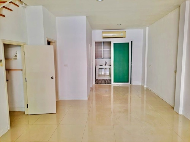 นานาชาติสิงคโปร์กรุงเทพ  MRT ลาดพร้าว 83 บ้านกลางเมือง ขาย-เช่า ทาวน์โฮม 3 ชั้น 23ตรว. 222ตรม. 3นอน 3น้ำ 2จอดรถ 3แอร์ ตลาดโชคชัย 4