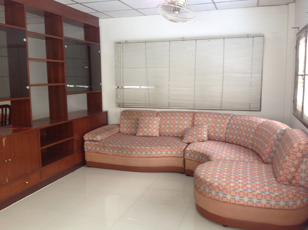 ให้เช่าบ้านเดี่ยว 2ชั้นเนื้อที่ 50 ตารางวา พื้นที่ใช้สอย 230ตารางเมตร 5 ห้องนอน 3 ห้องน้ำ แอร์ 4 เครื่อง เฟอร์นิเจอร์บางส่วน 1ห้องแม่บ้าน 1 ห้องครัว ที่จอดรถ 2 คันในบ้าน นอกบ้านได้ 1คัน สถานที่สำคัญใกล้เคียง ตลาดสด ร้านสะดวกซื้อ 7-11 Major รัชโยธิน ตลาดนัดรัชโยธิน Avenue รัชโยธิน SCB Park ตลาดบางเขน  ตลาดอมรพันธ์  Lotus ลาดพร้าว เซ็นทรัล ลาดพร้าว  ยูเนี่ยนมอล ตลาดการบินไทย  ตลาดนัดจตุจัก