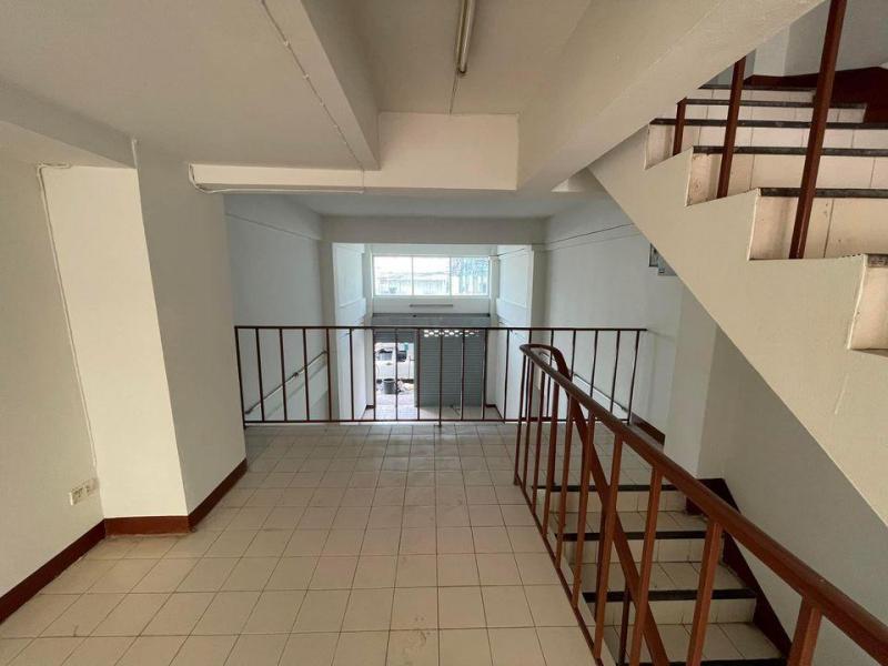 ให้เช่า อาคารพาณิชย์ 4ชั้นครึ่ง + ดาดฟ้า ทำใหม่ทั้งตึก พร้อมเข้าอยู่