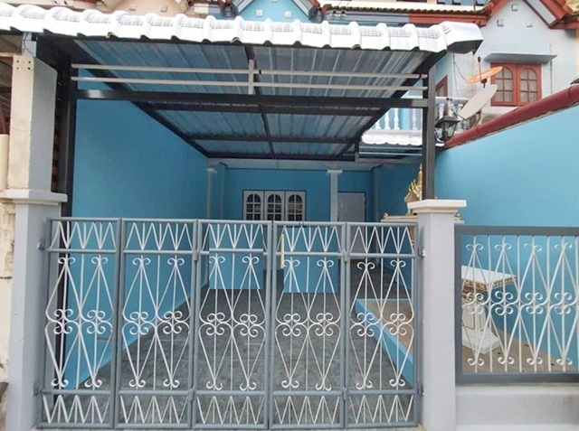 ให้เช่า​บ้านทาวเฮ้าส์ จากถนนใหญ่ เข้าซอย 299ม. 21ตรว 140 ตรม พร้อมแอร์ 3นอน 2น้ำ ม.เกษมบัณฑิต ร่มเกล้า 