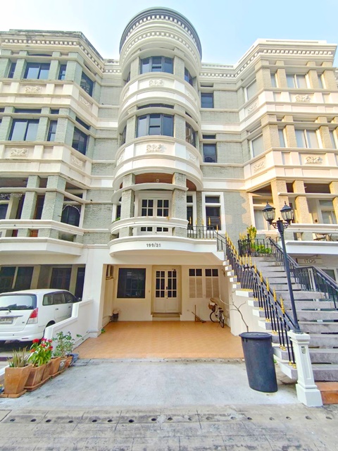 MRTเพชรบุรี สุขุมวิท สวยมาก 33ตรว. 350ตรม. 89,998B-M 3-4นอน 5น้ำ 2จอดรถ 5แอร์  เฟอร์ครบBTSอโศก เทอร์มินัล 21 ให้เช่าคฤหาสน์หรู 4 ชั้น MRT Phetchaburi Sukhumvit BTS Asoke Terminal21 for rent luxury mansion 4 floors very beautiful 33sq.wa. 350sq.m. 89,998B-M 3-4bed 5bath 2parking 5A/C MRT Sukhumvit Fully furnished.ซ.สุขุมวิท 23-31 ถ.สุขุมวิท แขวงคลองเตยเหนือ เขตวัฒนา กรุงเทพมหานคร 1011033ตรว.       33sq.wa.350ตรม.      350sq.m.VDOhttps://youtube.com/shorts/r2vKOWlcttw4 ห้องนอน5 ห้องน้ำ1 ห้องทานข้าว 1 ห้องแม่บ้าน 1 ห้องครัว1 ห้องนั่งเล่น2 จอดรถ5 แอร์สถานที่�