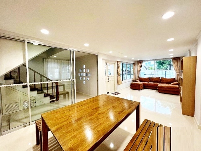 บางนาตราด กม.8 ให้เช่าโฮมออฟฟิศใหญ่มาก หัวมุม 3 ชั้น  36ตรว. เมกะ บางนา 260ตรม.ใหม่ 4นอน 4น้ำ 2จอดรถ 4แอร์ เฟอร์ครบ สนามบินสุวรรณภูมิ