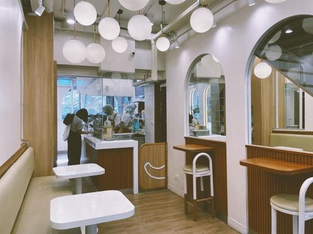 BH2703 ให้เช่าอาคาร 4 ชั้นโบราณ 100 ปีรีโนเวทเสร็จเรียบร้อย ย่านสาทรเหนือ ถนนเจริญกรุง เหมาะกับหลายธุรกิจ ร้านกาแฟ ร้านอาหาร hostel ใกล้โรบินสันบางรัก ใกล้รถไฟฟ้า เนื้อที่ 11 ตร.ว. พื้นที่ใช้สอย 137 ตร.ม. Agent Postcontact : คุณบัว Bua Agent 0936464597, 0826914598Line : Bua093***ตึกจะว่างเดือนมิถุนายน 2567*** ให้เช่าระยะยาว ให้เช่าเดือนละ 150,000 บาท ถนนริมคลองสาทร บางรัก Khwaeng Bang Rak, Bang Rak, Bangkok 10500 BH2703 ให้เช่าตึกโบราณอายุ 100 ปี สำหรับค้า