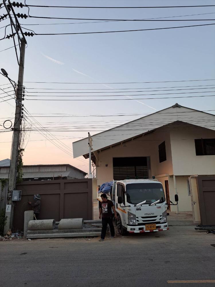 ให้เช่าโกดัง พื้นที่ใช้สอย 310 ตารางเมตร ย่านบางบัวทอง บางใหญ่ สี่แยกนพรัตน์ ( ซอยลำโพ 39 ) เหมาะเก็บของ หรือทำกิจการราคาเช่า 25,000 บาท / เดือน ( สัญญาขั้นต่ำ 1 ปี ประกัน 2 เดือน ล่วงหน้า 1 เดือน )ที่ตั้ง ถนนบางบัวทอง-บางประอิน ซอยลำโพ 39 ตำบลลำโพ อำเภอบางบัวทอง นนทบุรี 11110ติดต่อ : คุณภัสพงณ์ 063-409-8164Line : deedaa23พื้นที่ใช้สอย 310 ตารางเมตร ลึก 23 เมตร กว้าง 13.5 เมตร พร้อมห้องพัก และห้องน้ำ มีพื