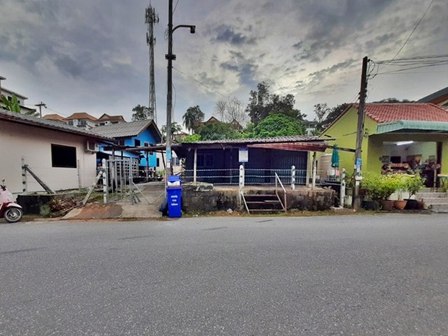  รายละเอียดเพิ่มเติม Code ID : PAL 4-0471  ราคาขาย 4,800,000  บาท- ขนาดพื้นที่ :   191.5 ตรม.- พื้นที่ใช้สอย :   170.9 ตรว.- จำนวนห้อง :  2 ห้องนอน 1 ห้องน้ำ  - ที่จอดรถ :    1   คัน- บ้านหันทางทิศ : - พิกัดทรัพย์ :  https://maps.app.goo.gl/kMwJteY6QqmNkNvv9    สถานที่ใกล้เคียง- ใกล้บจก.ไทยพัฒนาการค้าวัสดุ- ใกล้โรงเรียนบ้านกู้กู   - ใกล้ ภูเก็ตพูลวิลล่าปาร์ตี้ในเมือง - ใกล้7-Eleven สาขา ถนนรัษฎานุสรณ์ (07353) สอบถามเพิ่มเติม/นัดชมโทร. 097-419-5982(พลอย)โทร. 096-932-