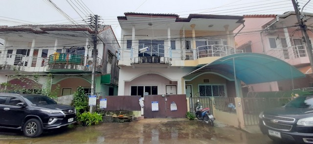   รายละเอียดเพิ่มเติม Code ID : PAL 2-0431  ราคาขาย 4,655,000  บาท- ขนาดพื้นที่ :   24 ตรว.- พื้นที่ใช้สอย :   102.4 ตรม.- จำนวนห้อง :   3 ห้องนอน 2 ห้องน้ำ- ที่จอดรถ :   1    คัน- บ้านหันทางทิศ : - พิกัดทรัพย์ : https://maps.app.goo.gl/qf6KyMYwe72yCnnc8    สถานที่ใกล้เคียง- ใกล้วัดสุวรรณคีรีวงก์- ใกล้  มินิ​บิ๊กซี​ซอยคลองบางวัด - ใกล้ คาลเท็กซ์ สาขาป่าตอง ปิโตรเลี่ยม จำกัด- ใกล้ Bubb ป่าตอง ภูเก็ต  สอบถามเพิ่มเติม/นัดชมโทร. 097-419-5982(พลอย)โทร. 096-932-4624