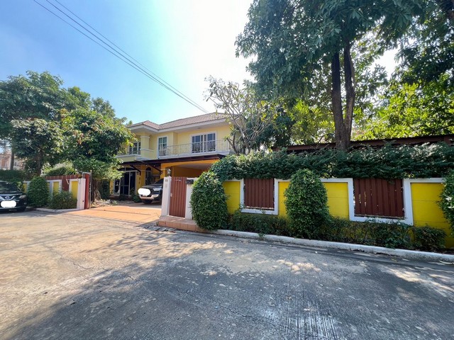 ขายบ้านเดี่ยว 2 ชั้นหลังหัวมุม มบ.ชาลอต ลำลูกกาเนื้อที่ 90 ตารางวา เนื้อที่ 180 ตารางวา ขนาด 3 ห้องนอน 3 ห้องน้ำใกล้ตลาดมารวย มี 2 โฉนด หรือแบ่งโฉนดแปลงเดียวราคาขาย  13.8 ล้านบาทขายเฉพาะบ้าน 7.9 ล้าน ( รวมโอน)สถานที่ใกล้เคียง1. ตลาดมารวย หทัยราษฏร์ 542. บิ๊กซี เพลส ลำลูกกา คลอง 53. โฮมโปร ลำลูกกา4. PTT Station ปตท.ปทุมธานี ลำลูกกา 5 โฮมโปร5. บิ๊กซี ลำลูกกา 2ที่ตั้ง ซ. หทัยราษฎร์ 74 แยก 27 ตำบล บึง