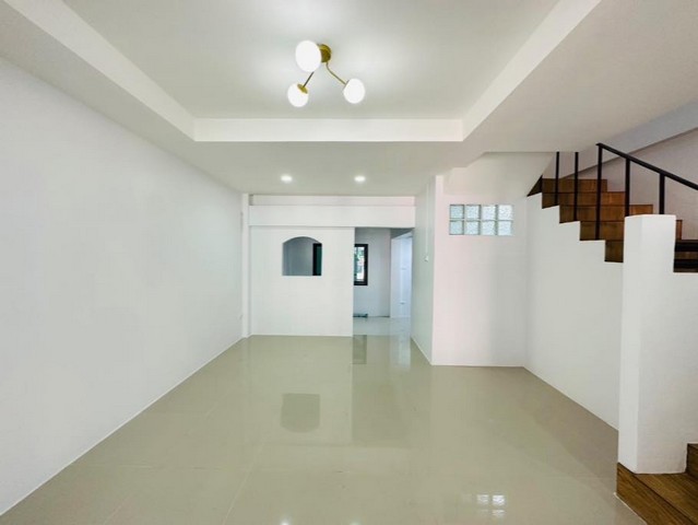 ขายทาวน์โฮม 2 ชั้น  เมืองใหม่ ชลบุรี (ใกล้โรงเรียนอนุบาลเมืองใหม่)