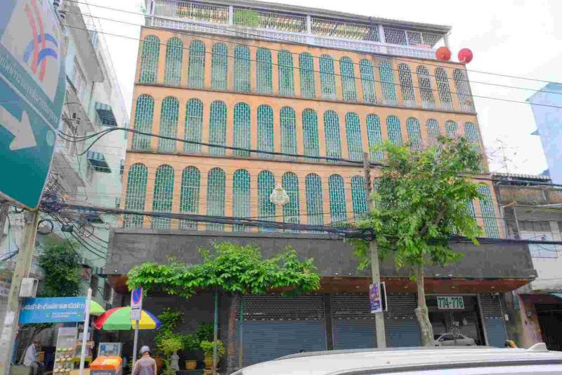 ขายอาคารพาณิชย์ 4 คูหา ใกล้  Icon Siam (เจ้าของขายเอง)ที่ตั้ง :  774-776 ถ. เจริญรัถ แขวงคลองต้นไทร เขตคลองสาน กรุงเทพมหานคร 10600พี่กัด : https://maps.app.goo.gl/XJDLK67Qsamwcq9W9ขนาดพื้นที่ :  99 ตารางวารายละเอียด :  อาคารพาณิชย์ 4 คูหา 4ชั้น + 1ชั้นลอย พร้อมดาดฟ้า  ใกล้ Icon Siam ทำเลติดถนนเหมาะสำหรับทำกิจการ เช่น คลีนิค , สปา ,โรงแรม หรือ ออฟฟิส สำนักงาน ทำเลดีเดินทางสะดวก-  6 ห้องนอน สามารถเปลี่ยนเป็นห้องทำงานได้-  6 ห