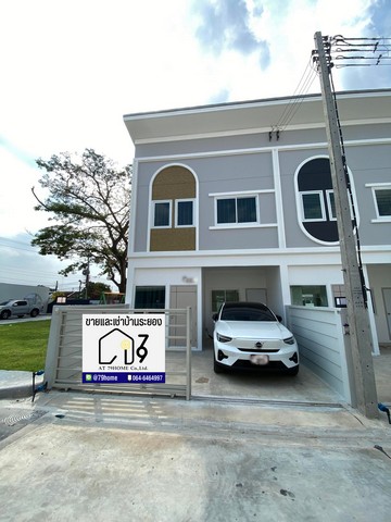 ให้เช่าทาวน์โฮม 2 ชั้น ใจกลางเมือง ระยองราคาเช่า 15,000 บาท/เดือน *ประกัน 2 เดือน เข้าอยู่ล่วงหน้า 1 เดือน18 ตร.ว.2 ห้องนอน2 ห้องน้ำ 1 ห้องนั่งเล่น1 ห้องอเนกประสงค์1 ห้องเก็บของระเบียงด้านหลังห้องครัวบิวอินบ้านใหม่ยังไม่เคยเข้าอยู่บ้านหันหน้าทิศเหนือ ไม่โดนแสงแดดตลอดทั้งวันมีปลั๊กไฟบริเวณที่จอดรถหน้าบ้าน สามารถชาร์จรถ EV ได้เฟอร์นิเจอร์ และเครื่องใช้ไฟฟ้าผ้าม่าน