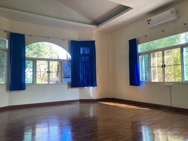 RHT1474ให้เช่าบ้านเดี่ยวชั้นเดียวใกล้ เดอะมอลล์ บางกะปิใกล้ แฟชั่นไอส์แลนด์  เนื้อที่  200ตร.ว. หมู่บ้านนวธานีถ. เสรีไทยรามอินทรา เนื้อที่ 200 ตร.ว. 3 ห้องนอน · 2 ห้องน้ำ ที่จอดรถมีหลังคา 2 คัน+++ สนามหญ้าขนาดใหญ่สนใจติดต่อคุณเจี๊ยบ 092-851-6969Line:keti2522ราคาเช่า 30,000 บาท /เดือน มัดจำ2 เดือนล่วงหน้า1 เดือน ที่ตั้ง : ถ. เสรีไทย แขวงรามอินทรา เขตคันนายาว กรุงเทพมหานคร 10230- 3 ห้องนอน- 2 ห้องน้ำ- โถงห