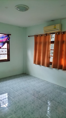 L#99286 (L080852)บ้านเดี่ยว ชั้นเดียว ต.สวนแตง อ.เมืองสุพรรณบุรี จ. สุพรรณบุรี บ้านเดี่ยว ชั้นเดียว น้ำไม่ท่วม ใกล้แหล่งชุมชน เช่น ใกล้ตลาดสวนแตง, ปั๊ม ปตท. , ธกส. และ ธนาคารกรุงเทพ  เนื้อที่ 55 ตร.ว.  พื้นที่ใช้สอย  99  ตร.ม.    3  ห้องนอน  1  ห้องน้ำ จอดรถได้ 1 คัน  แอร์  1  เครื่อง   ห้องนั่งเล่น , ห้องครัว , พื้นกระเบื้อง    ที่ตั้ง : ต.สวนแตง อ.เมืองสุพรรณบุรี  จ. สุพรรณบุรีสถานที่ใกล้เคียง- วัดป