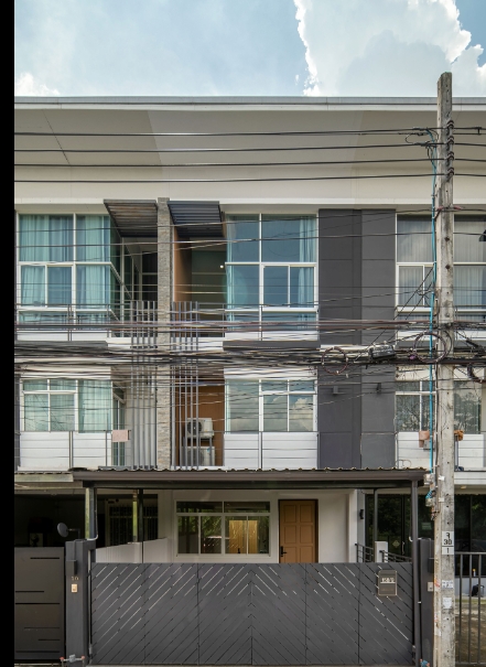  ให้เช่าและขายทาวน์โฮม 3.5 ชั้น ลาดพร้าว นาคนิวาส   ใกล้ทางด่วน 