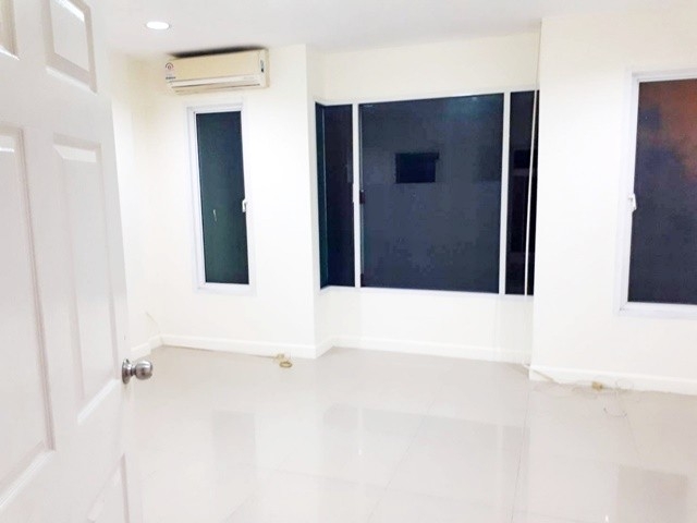 ตลาดปัฐวิกรณ์ MRT ลาดพร้าว 101 นวลจันทร์50-68  ประดิษฐ์มนูธรรม ให้เช่าทาวน์โฮม 3 ชั้น 23ตรว. 180ตรม. สภาพดี 3นอน 4น้ำ 2จอดรถ 2แอร์