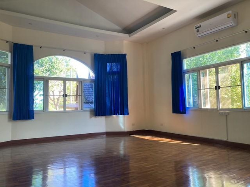 BH2705 ให้เช่าบ้านเดี่ยวชั้นเดียวใกล้ เดอะมอลล์ บางกะปิใกล้ แฟชั่นไอส์แลนด์ เนื้อที่ 200ตร.ว. หมู่บ้านนวธานีถ. เสรีไทยรามอินทรา Agent Postcontact : คุณบัว Bua Agent 0936464597, 0826914598Line : Bua093ราคาเช่า 30,000 บาท /เดือน มัดจำ2 เดือนล่วงหน้า1 เดือน BH2705 บ้านเดี่ยวชั้นเดียว เนื้อที่ 200 ตร.ว. 3 ห้องนอน · 2 ห้องน้ำ ที่จอดรถมีหลังคา 2 คัน+++ สนามหญ้าขนาดใหญ่ - 3 ห้องนอน - 2 ห้องน้ำ - โถงห้องนั่งเล่นใหญ่, ห้องรับประทานอาหาร - 