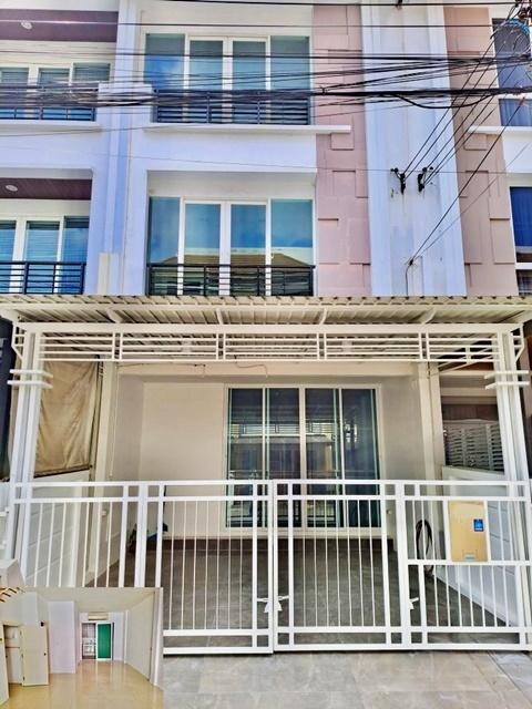 หน้าบ้านทิศเหนือ ไMRT ลาดพร้าว 83 บ้านกลางเมือง ขาย-เช่า ทาวน์โฮม 3 ชั้น ม่ร้อนแดด 22ตรว. 200ตรม. 3นอน 3น้ำ 2จอดรถ 3แอร์ ตลาดโชคชัย 4