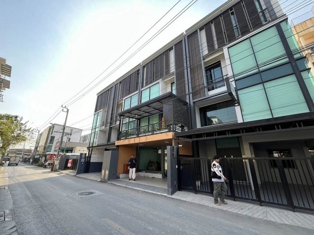  ให้เช่า อาคารพาณิชย์ 4 ชั้น พื้นที่ใช้สอยอาคาร 320 ตรม.ลาดพร้าว 64 แยก 4 พร้อมลานจอดรถ