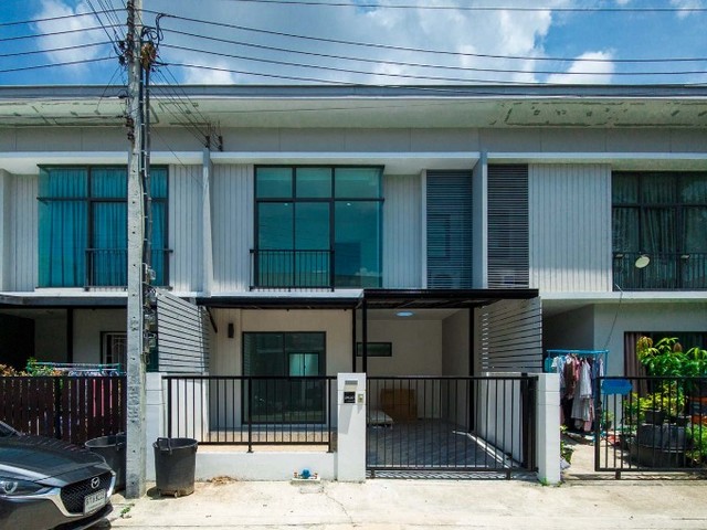 ขาย ขาย ขาย ทาวเฮ้าส์ พฤกษาวิลล์ 64 สายไหม3 ห้องนอน 2 ห้องน้ำ 1 ห้องรับแขก 1 ที่จอดรถ ขนาด 17.8 ตร.ว.การตกแต่ง,ต่อเติม- หลังคากันสาด- เคาเตอร์ครัวไทย- แอร์สถานที่ใกล้เคียง- บิ๊กซีมาร์เก็ต สายไหม : 70 เมตร- ตลาดวงศกร : 2.2 กม.- ท็อปส์ สายไหม : 2.6 กม.- ตลาดออเงิน : 4.3 กม.- เวนิส ดิ ไอริส : 7.4 กม.- บิ๊กซีซุปเปอร์เซ็นเตอร์ ดอนเมือง : 8.3 กม.- เพลินนารี่มอลล์ : 9.7 กม.- เทสโก้โลตัส หลักสี่ : 10.0 กม.- ตลาดถนอมมิต