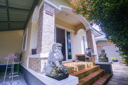 บ้านสวย ทำเลดี ขายพิเศษ! ซื้อปุ๊บมีรายได้ปั๊บ!!! ขายพร้อมผู้เช่า!!!ราคาพิเศษสุดคุ้ม พร้อมเฟอร์นิเจอร์ครบเซ็ตโครงการ: ธีรยาโซน ตลิ่งงาม, เกาะสมุยบ้านใหม่ บรรยากาศร่มรื่น เหมาะสำหรับการพักผ่อน.- ขนาดที่ดิน: 48 ตร.ว.- ห้องนอน: 3 | ห้องน้ำ: 2- ห้องนั่งเล่น: 1 | ห้องครัว: 1- ที่จอดรถ: พื้นที่ที่จอดรถ.ราคาขาย: 2,900,000 บาท.ที่ตั้ง: ตลิ่งงาม, เกาะสมุย, สุราษฎร์ธานี.สนใจสอบถามข้อมูลเพิ่มเ