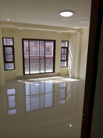 ให้เช่า / ขาย อาคารพาณิชย์  35 ตรว.  แถววัดอู่ตะเภา อมตะนคร จ.ชลบุรี ให้เช่า 13,000 / เดือน