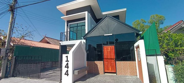 ขายด่วน บ้านลาเต้เซ้นท์ ห้องเยอะ ใกล้นิคมลำพูน ขายพร้อมผู้เช่า1.ข้อมูลทรัพย์   ขนาด 7 ห้องนอน 5 ห้องน้ำ  พร้อมห้องโถง   ที่ดิน 56 ตารางวา  บ้านพื้นที่ 240 ตารางเมตร   ราคาขาย 3,690,000 บาท2.ที่ตั้ง และข้อมูลทรัพย์บ้านลาเต้เซ้นท์ เลขที่ 144  ตั้งอยู่ในหมู่บ้านฮ่องกอม่วง หมู่ 6 ตำบลมะเขือแจ้  อำเภอเมืองลำพูน จังหวัดลำพูน อยู่ใกล้นิคมลำพูน เป็นบ้านมือสร้างใหม่ สองชั้น ทาสีผนังด