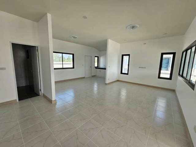 บ้านเดี่ยวชั้นเดียว และที่ดินเปล่า ทำเลดี ลานหน้าบ้านกว้าง พื้นที่เยอะการคมนาคมสะดวกสบายบรรยากาศดี เหมาะแก่การอยู่อาศัย ราคาที่ดีที่สุด ขนาดที่ดิน 76-258 ตรว.  ที่ตั้งพิกัดโรงเรียนการบินกำแพงแสน นครปฐม               3 ห้องนอน  2 ห้องน้ำ     1 ห้องครัว  1 ห้องโถง   และที่จอดรถ 2  คัน ราคาเริ่มต้นที่ 2.89  ลบ.   สามารถติดต่อสอบถามสมพงษ์ 094-4246698    จุฑาทิพย์  081-8144343พิกัด หมู่ 7 ตำบลกระตีบ อำเภ