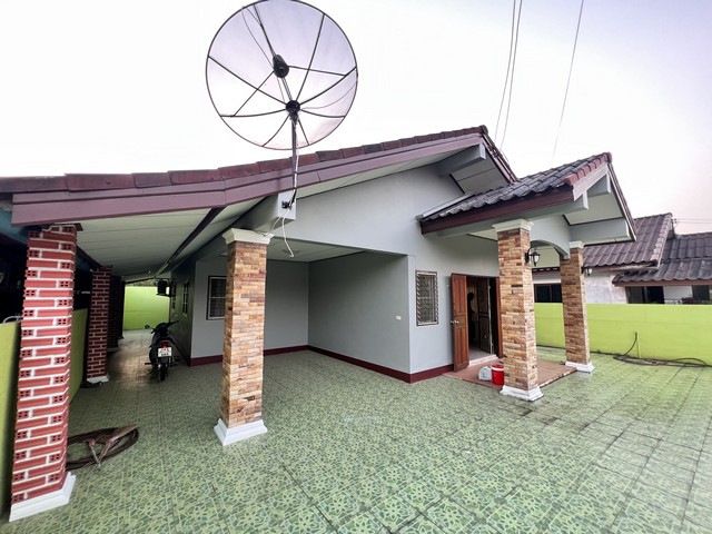 บ้านเดี่ยว วิวภูเขา บรรยากาศดีชุมชนปั้นทิพย์ ต.เขาเจียก อ.เมืองพัทุลง จ.พัทลุงสวยสภาพดี หน้าบ้านเห็นวิวภูเขาสวยมากชุมชนปั้นทิพย์เนื้อที่ 57 ตร.วา3 ห้องนอน2 ห้องน้ำ 1 ลานจอดรถลานนั่งเล่นหน้าบ้านราคา 2.49 ล้านบาทสถานที่ใกล้เคียงโกลบอลเฮ้าส์ พัทลุงเพียง  3 กิโลเมตรโรงพยาบาลพัทลุงเพียง 3.2 กิโลเมตรสถานีรถไฟ พัทลุงเพียง 2.5 กิโลเมตรถนนเอเซียเพียง 5 กิโลเมตรสนใจติดต่อ