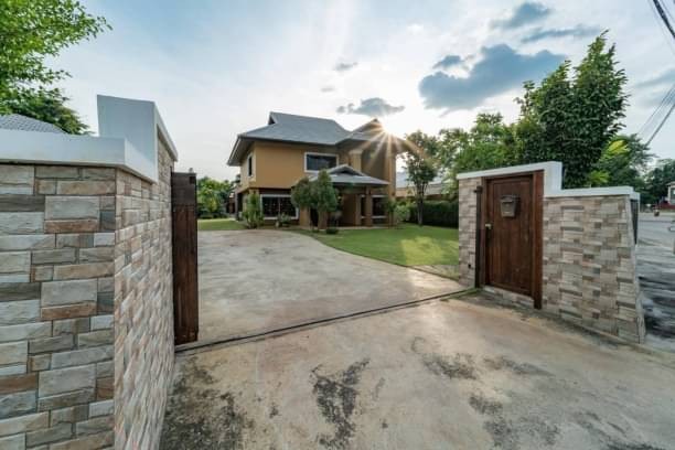 โซนสันทราย ให้เช่า 70,000 บาท/เดือน 251 ตรว. พูลวิลล่า 2 ชั้น พร้อมเฟอร์นิเจอร์ ด้านในบุด้วยไม้สัก ด้านหลังติดหนองน้ำ เส้นสันทราย-ดอยสะเก็ด