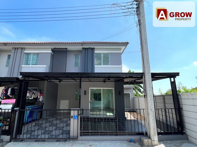 ม.พฤกษา86/1 หลังมุม ลาดกระบัง 54  รีโนเวทใหม่พร้อมอยู่ที่ตั้ง :  ลาดกระบัง 54  ต.ศรีษะจระเข้น้อย  อ.บางเสาธง  จ.สมุทรปราการ รหัสทรัพย์ AGT00201ราคาขาย : 2,650,000 บาทรายละเอียด: - ทาวน์เฮ้าส์ 2 ชั้น- เนื้อที่ 26.2 ตรว.- 3 ห้องนอน- 2 ห้องน้ำ - 1 ห้องครัวสถานที่ใกล้เคียง :- วัดศรีวารีน้อย โรบินสันลาดกระบัง- สนามบินสุวรรณภูมิ- เมกา บางนาจุดเด่น  :- เดินทางสะดวกสามารถ เข้า-ออกได้ ทั้งถนนลาดกระบัง และ