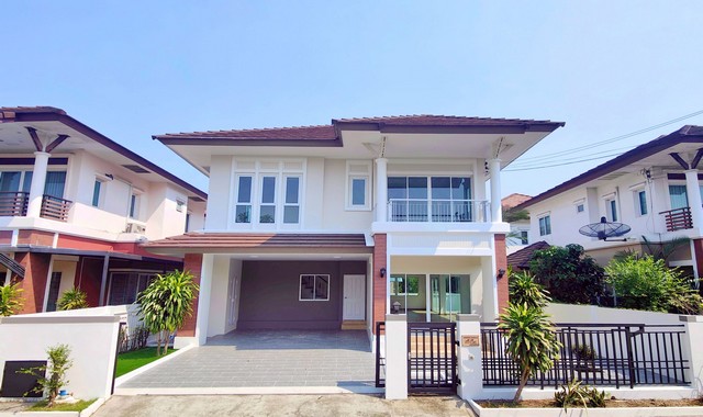 ขาย บ้านเดี่ยว ลัดดาวิลล์1-2 120 ตรม. 52 ตร.วา ตกเเต่งใหม่ พร้อมอยู่ถนนซอยโรงหมี  บางกรวย – ไทรน้อย ตำบลบางบัวทอง อำเภอบางบัวทอง จังหวัดนนทบุรี:: จุดเด่น ::แถมมีห้อง Familys room:: รายละเอียด ::- ขนาด 52 ตร.วา- พื้นที่ 120 ตรม.- ชนิด 3 ห้องนอน 3 ห้องน้ำ- จำนวน 2 ชั้น- ประตูหน้าบ้านหันทางทิศ ใต้:: สถานที่ใกล้เคียง ::ใกล้ เซ็นทรัลเวสเก็ต สถานีคลองบางไผ่ ตลาดบางบัวทอง ตลาดสมบัติบุรีรายละเอียดทร