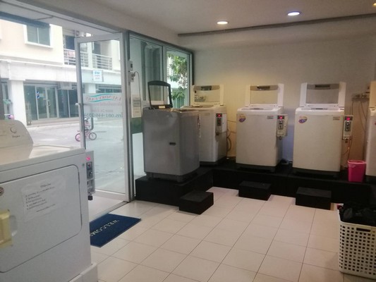 sss399 ขาย คอนโด สมาร์ทคอนโดพระราม2 ห้องพร้อมธุรกิจซักแห้ง​ซักรีด รวมถึงอุปกรณ์ และลูกค้า ที่อยู๋ ต 25 ซอย บางขุนเทียนชายทะเล กรุงเทพค่าธรรมเนียมการโอน คนละครึ่งสามารถ เข้าเยี่ยมชมสถานที่จริงได้ วันเสาร์อาทิตย์ตึกบี ชั้น1 60ตารางเมตรห้องน้ำ1 ห้องมีแอร์2ตัวเครื่องซักผ้า5 ตัว เครื่องอบผ้า2ตัวรายได้ หยอดเหรียญต่อเดือน ประมาณ 10,000 - 12,000 บาทรายได้จากการซักรีด ต่อเดือน
