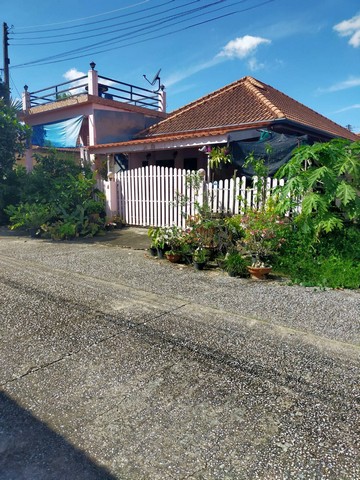 ขายบ้านเดี่ยวชั้นเดียว อำเภอเมืองเชียงราย จังหวัดเชียงราย เนื้อที่ 50 ตารางวา##รายละเอียดและที่ตั้งทรัพย์-บ้านเดี่ยวชั้นเดียวเนื้อที่ 50 ตารางวาจำนวน 3 ห้องนอน 1 ห้องน้ำมีห้องเก็บของและห้องครัว-แถมเฟอร์นิเจอร์ตามรูปภาพให้ทั้งหมด-ตั้งอยู่ซอย 10 ตำบลรอบเวียง อำเภอเมืองเชียงราย จังหวัดเชียงราย-ใกล้วัดพระธาตุดอยเขาควายแก้ว ใกล้เซ็นทรัลเชียงราย***ราคาเพียง 2.2 