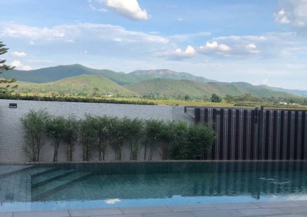 บ้านพูลวิลล่า วิวสวย ขาย 15 ล้าน 180 ตรว. 4 นอน 5 น้ำ สันกำแพง มีสระว่ายน้ำส่วนตัว เฟอร์นิเจอร์ครบ สันกำแพงสายใหม่ วิวภูเขา