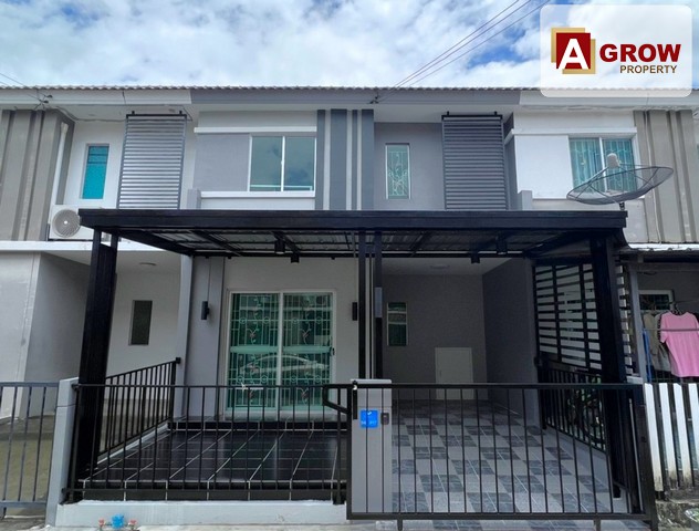 ม.บ้านพฤกษา86/1 ลาดกระบัง รีโนเวทใหม่พร้อมอยู่ที่ตั้ง   : ถนนลาดกระบัง ต.ศรีษะจรเข้น้อย อ. บางเสาธง จ.สมุทรปราการรหัสทรัพย์ : AGT00205ราคาขาย : 1,900,000 บาทรายละเอียด :- ทาวน์เฮ้าส์ 2 ชั้น- เนื้อที่ 17.4 ตร.ว.- 3 ห้องนอน- 2 ห้อฃน้ำ- 1 ห้องครัว- 1  ที่จอด ***แถมฟรี***เหล็กดัด + ปั้มน้ำจุดเด่น : - ปูกระเบื้องใหม่ ทำหลังคาหน้าบ้านใหม่ ทำห้องครัวใหม่พร้อมเคาร์เตอร์และซิ้งล้างจานใหม่ พร้อมใช้งาน- เด