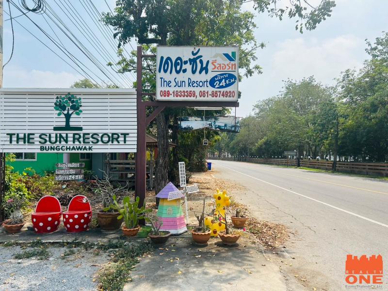 ขายรีสอร์ทพร้อมที่ดิน พื้นที่ 6 ไร่ 1 งาน 18 ตร.ว.  ต.เดิมบาง อ.เดิมบางนางบวช จ.สุพรรณบุรีรายละเอียด [M25949]รีสอร์ทบนพื้นที่ 6 ไร่ 1 งาน 18 ตร.ว.พร้อมห้องประชุมใหญ่ 1 ห้อง และ ห้องพัก จำนวน 20 ห้อง ทำเลดี ติดถนน ใกล้สวนสัตว์บึงฉวาก จ.สุพรรณบุรี อยู่ติดกับบึงฉวาก บรรยากาศร่มรื่น พร้อมสิ่งอำนวยความสะดวกครบครัน พร้อมให้ดำเนินกิจการต่อ รองรับการให้บริการห้องพักตลอดเวลา ในพื้