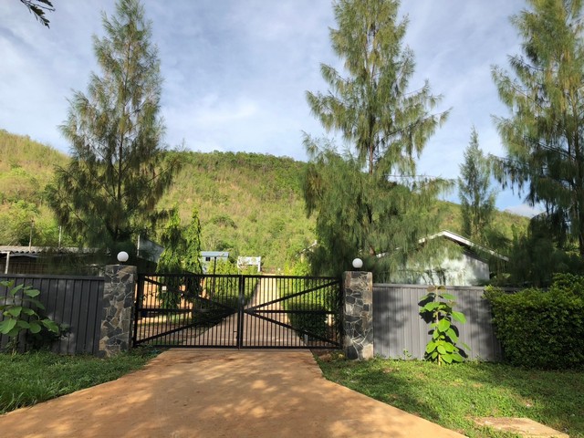 ขายด่วน บ้านพักตากอากาศบรรยากาศร่มรื่นสไตล์รีสอร์ทหลังติดเขา อ.ด่านช้าง จ. สุพรรณบุรีรายละเอียดบ้านเนื้อที่ ราว 6ไร่ หลังติดเขา ถนนเข้าซอย คอนกรีต  รวม 4 หลัง ในบริเวณ 6 ไร่  บ้านที่เป็นเมทัทชีท 1 หลัง มีบ้าน 1 ครัว หลังใหญ่ รวมนอน ห้องแขก  บ้านนอน 2 ปีก รวมห้องน้ำในตัวปลูกมา 4-5ปี ตอนนี้ ต้นไม้เยอะมากกก( ข้างบ้าน เป็น รีสอร์ต )  -พื้นที่ ห่างจาก อ. บ้านไร่ จ. อุทัยธานี  25 