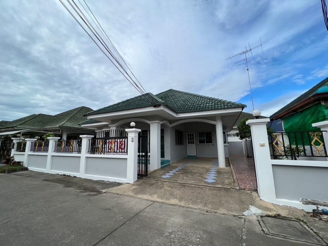 ขายบ้านเดี่ยว ช้ันเดียวมบ.มนตรี  ต.สุรศักดิ์ ศรีราชาเนื้อที่ 52 ตารางวา ขนาด 3 ห้องนอน 2 ห้องน้ำ จอดรถ 1 คันราคาขาย 2.55 ล้านบาท (รวมโอน) สถานที่ใกล้เคียง1. ตลาดศุภฤกษ์2. โฮมโปร ศรีราชา3. PTT Station4. ดองกิ เจปาร์ค ศรีราชา5. รถไฟชุมทางศรีราชาที่ตั้ง สุรศักดิ์ อำเภอศรีราชา ชลบุรี--------------------------------------------------------สนใจชมบ้านหรือขอข้อมูลเพิ่มเติมได้ที่คุณเอียดTel. 081-815-5028Line. 081-815-5028