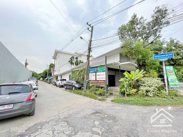 ขายที่ดิน 233 ตารางวา เหมาะทำหอพัก มีคอนโดกำลังสร้างใหม่ใกล้ๆ กันที่ตั้ง : ซ.พระมหาการุณย์ 25 ถ.ติวานนท์ -ปากเกร็ด 56 ต.บ้านใหม่ อ.ปากเกร็ด จ.นนทบุรี 11120-----พื้นที่ : 233 ตารางวา- หน้าที่ดินกว้างถึง 36 เมตร มีถนนคอนกรีตกว้าง 6 เมตร - ราคาถูกกว่าตลาดเพียง 6,580,000 บาทฟรี! ทุกค่าใช้จ่ายวันโอน-----สอบถามเพิ่มเติมโทร094-494 5389 ปูน080-442-2956 นุช-----การเดินทาง- จุดลงทางด่วน ด่านศรีสมาน/ ถนนสรงประภา/ดอนเ