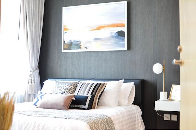 Siri at Sukhumvit, spacious, nice, clean, 30th floor, BTS Thonglor.***Service for selling/renting houses, condos and giving advice. If interested, contact at any time***Interested in additional details or pictures or making an appointment to see the room?Contact Ekachai (Aui)T. 089-799-5598Line ID: @auiauiaui001 (add @ in front)-------------------------------------------------- -------------Room type: 1 bedroom, 1 bathroomSize 52 sq m., 30th floorNew, clean room, beautifully decorated, ready to move in.details-------------------------------------------------- ------------Rental price: 38,000 baht per month-------------------------------------------------- ------------* Complete electrical appliances- Air conditioning- water heater- fridge- TV-------------------------------------------------- ------------*Nearby important places (Based on information from Google Map)- BTS Thonglor : 190 m.- BTS Ekkamai : 600 m.- Eight Thonglor: 1 km.- UFM Fuji Super Express 4 : 1.2 km.- Rain Hill : 1.3 