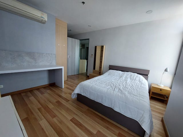 Ideo Blucove, spacious, clean, peaceful, 10th floor, BTS Udomsuk.***Service for selling/renting houses, condos and giving advice. If interested, contact at any time***Interested in additional details or pictures or making an appointment to see the room?Contact Ekachai (Aui)T. 089-799-5598Line ID: @auiauiaui001 (add @ in front)Room type: 2 bedrooms, 2 bathroomsSize 62 sq m., 10th floorNew, clean room, beautifully decorated, ready to move in.details-------------------------------------------------- ------------Rental price 27,000 baht per month-------------------------------------------------- ------------*Facilities worth using– Swimming pools (3 styles with childrens pools and Spa pools)– Fitness– Gardens (3 styles with gazebos)- library– Others (playground)-------------------------------------------------- ------------*Nearby important places (Based on information from Google Map)1. J Avenue2. The Emporium Department Store3. Soi Thonglor4. BTS. Udomsuk-------------------------