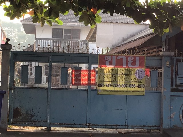 ขายที่ดินพร้อมสิ่งปลูกสร้าง 214 ตร.วา ติดถนนโพธิ์การ้อง  ต.หน้าพระลาน อ.เมือง จ.เพชรบุรี  ZW328