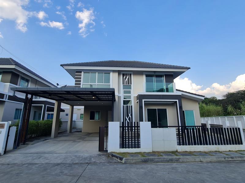 SW000709ขายและเช่าบ้านเดี่ยว ในโครงการ หมู่บ้านกาญจน์กนก 20 รวมโชคโลเคชัน       : สันทราย งชียงใหม่ขนาดที่ดิน    :    60.5 ตารางวาพื้นที่ใช้สอย  :    185 ตารางเมตรจำนวนชั้น    :    2  ชั้นประเภทบ้าน  :       3ห้องนอน   4ห้องน้ำ ที่จอดรถ      :        2ราคาขาย :  4,950,000บาท  ค่าโอนคนละครึ่งราคาเช่า :  27,000 / เดือนสถานที่ใกล้เคียง- ศนย์ราชการเชียงใหม่- เซ็นทรัลเฟสติวัล เชียงใหม่- โรงเรียนนานาชาตินครพายัพ- กาดรวมโชค